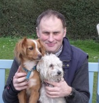 Als erfahrener Hundetrainer arbeitet Ingo Bursch eng mit Hundebesitzern und ihren Vierbeinern zusammen, um individuelle Bedürfnisse zu erfüllen und eine harmonische Mensch-Hund-Beziehung zu fördern.