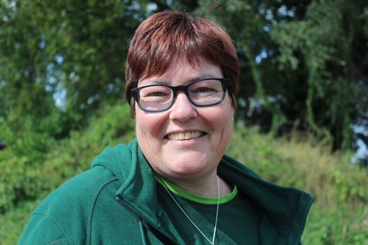 Sigrun Schürken, eine renommierte Tierpsychologin und zertifizierte Tierheilpraktikerin, die sich leidenschaftlich für das Wohl und die Gesundheit von Tieren einsetzt.